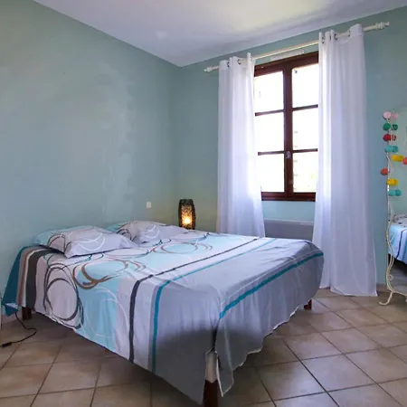 Nyaraló In *